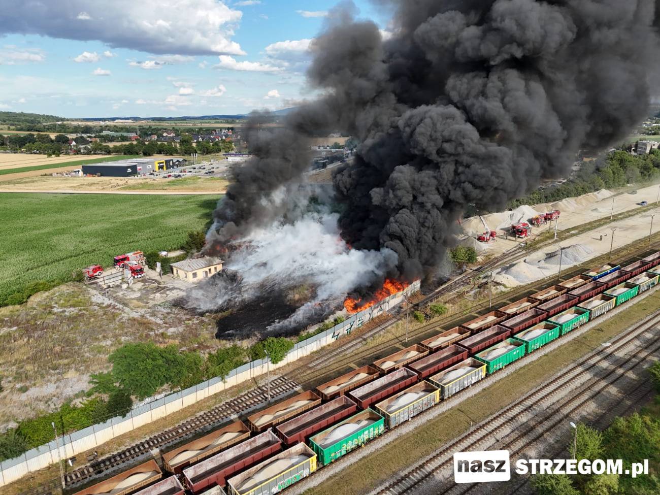 Pożar obiektów pokolejowych i przyległych zabudowań [FOTO+WIDEO] 